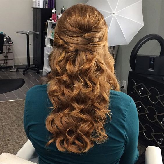 20 Ideias de Penteado Meio Solto para Formandas