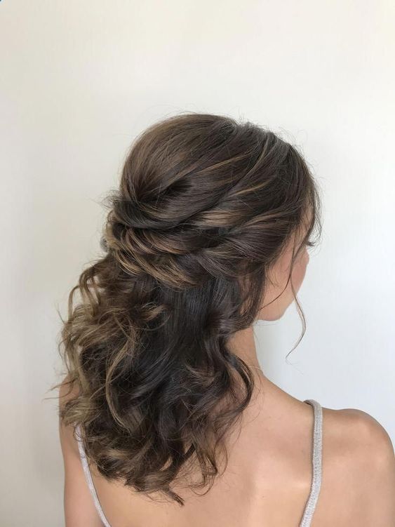 20 Ideias de Penteado Meio Solto para Formandas