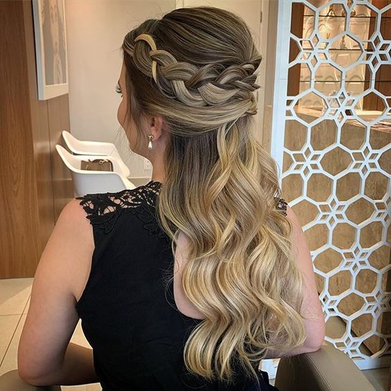 20 Ideias de Penteado Meio Solto para Formandas