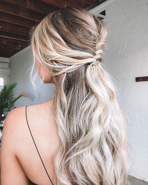 20 Ideias de Penteado Meio Solto para Formandas