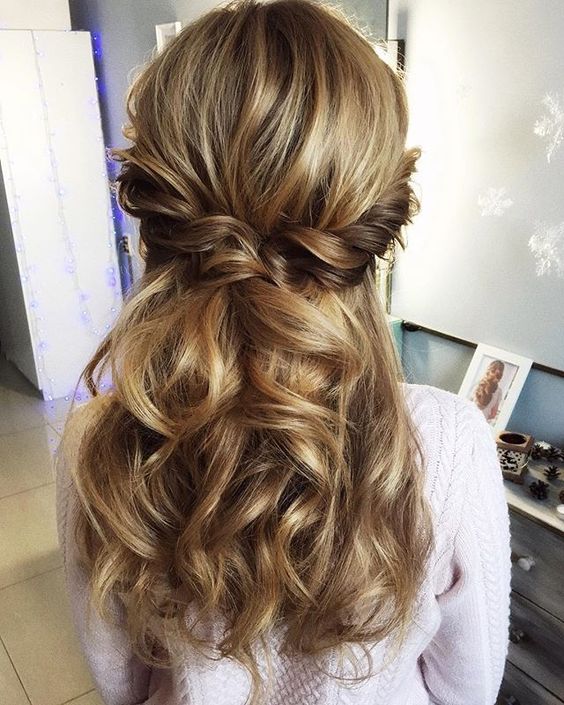 20 Ideias de Penteado Meio Solto para Formandas