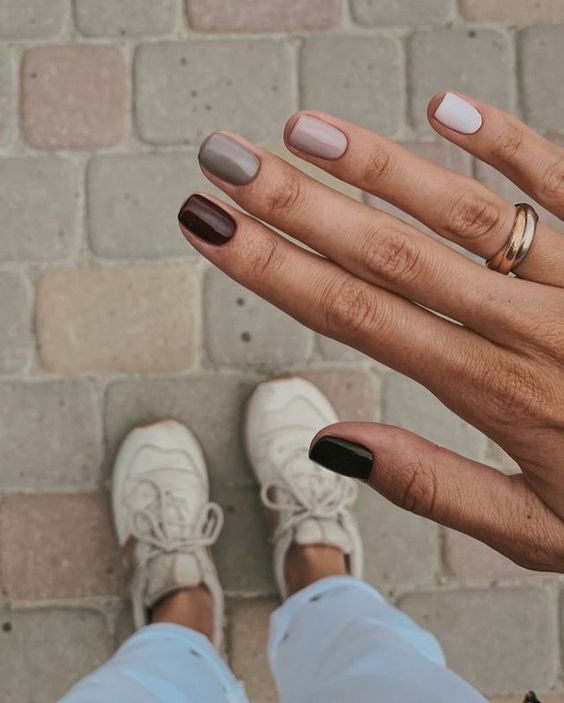 Unhas coloridas ou multicoloridas! Vem conferir essa tendência!