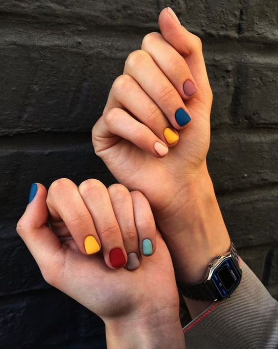 Unhas coloridas ou multicoloridas! Vem conferir essa tendência!