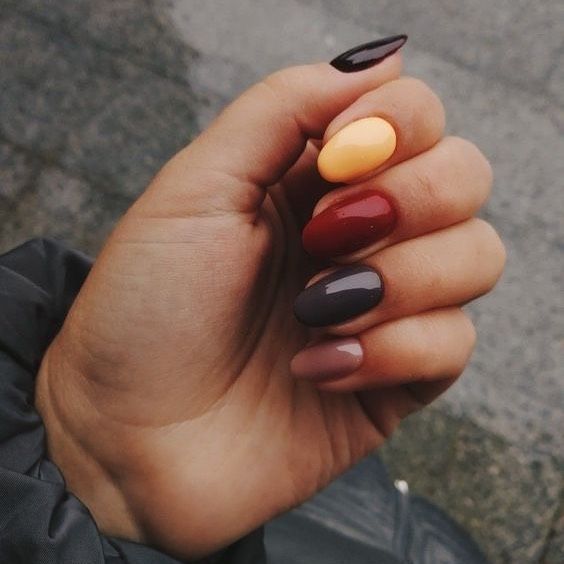 Unhas coloridas ou multicoloridas! Vem conferir essa tendência!