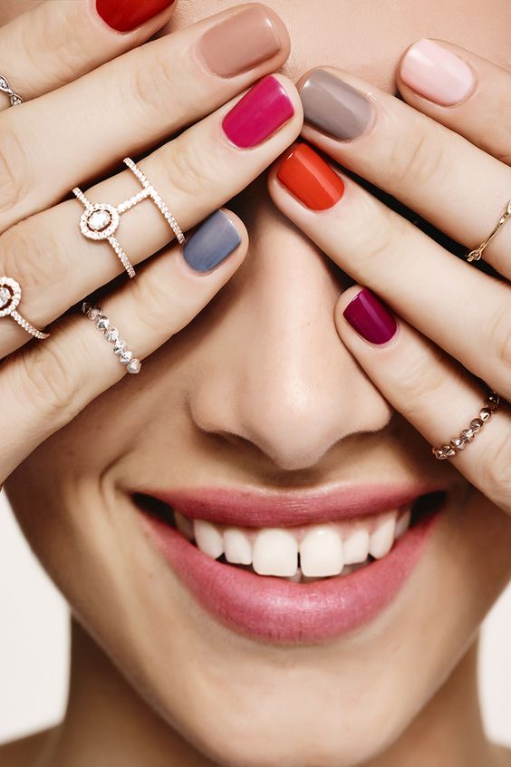 Unhas coloridas ou multicoloridas! Vem conferir essa tendência!