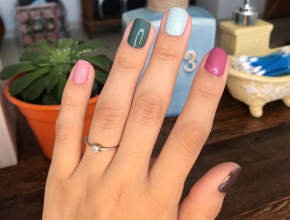 Unhas coloridas ou multicoloridas! Vem conferir essa tendência!